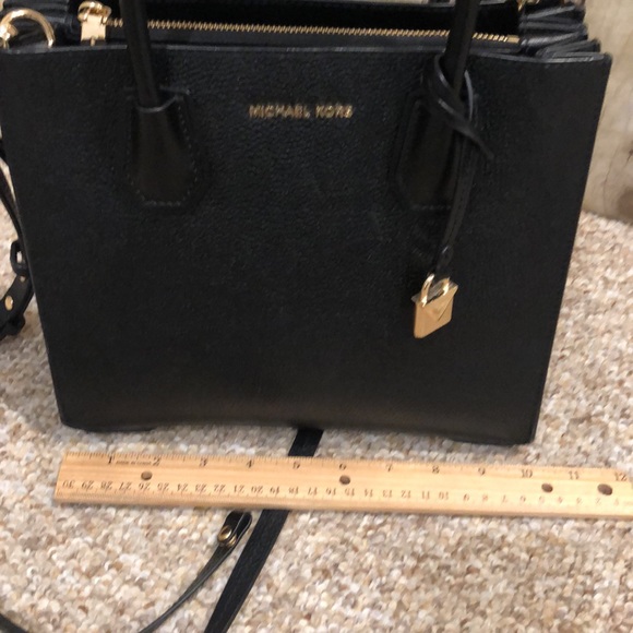 Michael Kors Black Satchel Crossbody Handbag w/adjustable strap & key holder - Picture 3 of 14